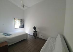a bedroom with two beds and a window at casa com piscina da edi fontes in Guarujá