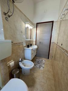 un baño con inodoro y lavabo en Tramonto sul mare - Milazzo Sicily, en Milazzo