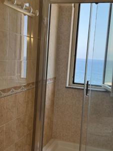 y baño con ducha y vistas al océano. en Tramonto sul mare - Milazzo Sicily, en Milazzo