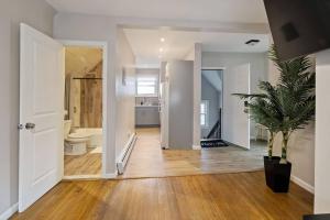 pasillo con baño con aseo y lavamanos en King Bed | WiFi Desk | Air Hockey | Car Bed, en East Orange