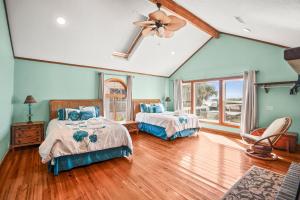 Postel nebo postele na pokoji v ubytování 452 Tarpon + 82 fotografií