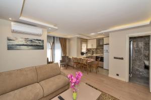 sala de estar con sofá y mesa en Gen Suites, en Estambul