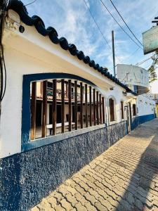 a building with windows on the side of a street at Pousada Recanto das Tartarugas - Nova Direção in Arraial do Cabo
