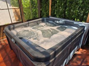 a jacuzziificialificialificialificialificialificialificialificialificialificialificial at La Cabane Sereine - Pause Nordique & simplicite in Rouyn-Noranda