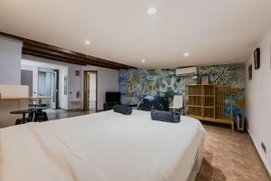 a bedroom with a large white bed in a room at Casa en Barcelona in Barcelona