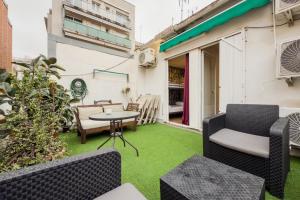 a patio with green grass and chairs and a table at Casa en Barcelona in Barcelona