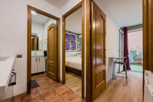 a room with a bedroom with a bed and a table at Casa en Barcelona in Barcelona