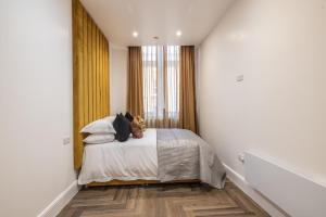 a bedroom with a bed with a teddy bear on it at Luxury Apartment In City Centre Ideal For Business & Families With Free Gym By The Pocklington - The Guild Suite in Leicester