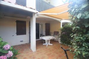a patio with a table in the middle of a building at la brise marine in Plage dʼArgelès
