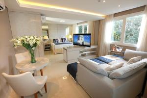 Uma TV ou centro de entretenimento em Nadai Confort Hotel e Spa