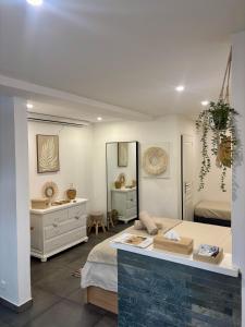 Ένα ή περισσότερα κρεβάτια σε δωμάτιο στο Grand studio Cinema Plage et vieil Antibes à 600m +6 φωτογραφίες