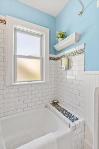 baño con bañera blanca y ventana en Pillsbury Hideaway, en Minneapolis 29 fotos más