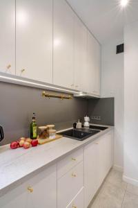 Kuchyňa alebo kuchynka v ubytovaní MKI Apartments - Chmielna 73 C B&B Warsaw City Center Apartment + 7 fotografií