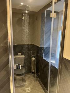 Bilik mandi di Beautiful flat in Harrogate, 2 kingsize beds +10 gambar