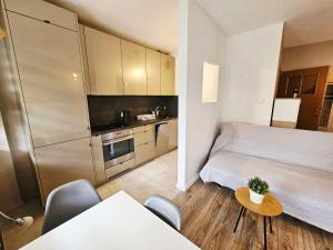 ein kleines Schlafzimmer mit einem Bett und einem Tisch und Stühlen in der Unterkunft Green Kabaty Apartment 5 in Warschau