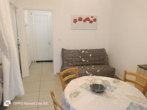 a living room with a table and a couch at mariflo in Saint-Cyprien-Plage