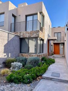 una casa con una pasarela delante de ella en Urbandeptomza, en Mendoza