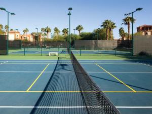 Tenis a/nebo squash v ubytování Marriott's Shadow Ridge II The Enclaves 2BR Apartment with Resort Access nebo okolí