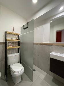 un baño con inodoro y lavabo en Urbandeptomza, en Mendoza