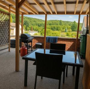 a screened porch with a table and chairs and a grill at Modernes Stadthaus im Zentrum, 10 Betten 3 Schlafzimmer in Merzig