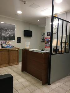 ein Büro mit einem Empfangstresen und einer Uhr an der Wand in der Unterkunft Backpackers Chez Patrick in Nizza