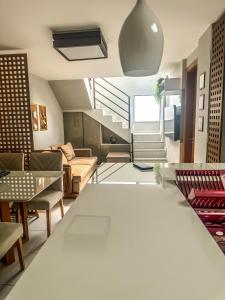 un soggiorno con un divano e un tavolo di Cobertura duplex luxuosa na Praia de Guarajuba, seu Pet é bem vindo a Camassari Altre 64 foto