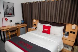 A bed or beds in a room at Ivy Hotel Emerald