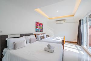 1 dormitorio con 2 camas con sábanas blancas y ventana en The Terrace Pratumnak 205, en Pattaya South 52 fotos más