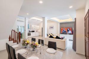 Un comedor y una sala de estar con mesa y sillas. en The Terrace Pratumnak 205, en Pattaya South
