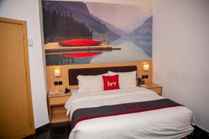 Posteľ alebo postele v izbe v ubytovaní Ivy Hotel Emerald