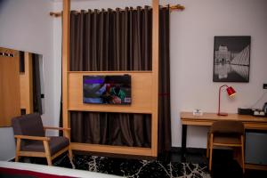 Televízia a/alebo spoločenská miestnosť v ubytovaní Ivy Hotel Emerald