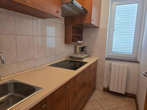 una cocina con fregadero y encimera en Apartment Zen - Novalja, en Novalja