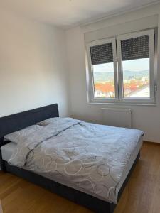Ένα ή περισσότερα κρεβάτια σε δωμάτιο στο Panorama apartman