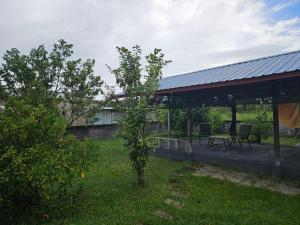 un pabellón con una mesa de picnic en un patio en Jagtlust, en Meerzorg 2 fotos más