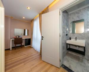 un baño con lavabo y espejo en HillTown Airport Hotel & Restaurant, en Taşoluk 57 fotos más