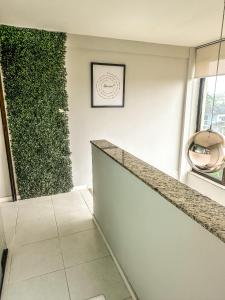 un corridoio con parete verde in un edificio di Cobertura duplex luxuosa na Praia de Guarajuba, seu Pet é bem vindo a Camassari