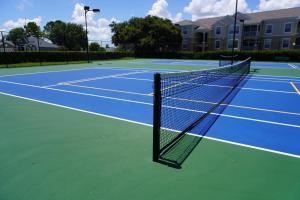 Tenis dan/atau kemudahan skuasy di Magical Home with private pool and close to parks atau berdekatan