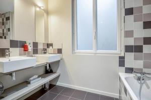 a bathroom with two sinks and a tub and a window at Huguerie 3 Suite Bordeaux Centre in Bordeaux +4 photos