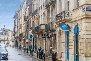 a street with buildings and cars parked on the street at Huguerie 3 Suite Bordeaux Centre in Bordeaux