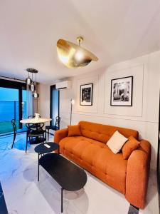 Χώρος καθιστικού στο Luxury Suite - Intimate Garden, BBQ & Private Parking