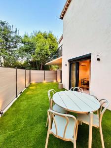 Κήπος έξω από το Luxury Suite - Intimate Garden, BBQ & Private Parking