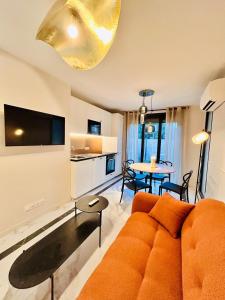 Χώρος καθιστικού στο Luxury Suite - Intimate Garden, BBQ & Private Parking +13 φωτογραφίες