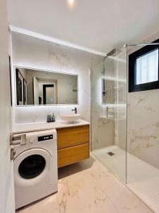 Ένα μπάνιο στο Luxury Suite - Intimate Garden, BBQ & Private Parking