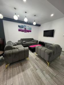奥兰Appartement lux vue sur mer的配有沙发和平板电视的客厅 更多36张照片
