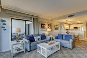 - un salon avec des canapés et des tables bleus dans l'établissement 1849 Beachside Tennis at The Sea Pines Resort, à Île de Hilton-Head