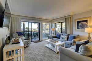 un salon avec un canapé et une table dans l'établissement 1849 Beachside Tennis at The Sea Pines Resort, à Île de Hilton-Head