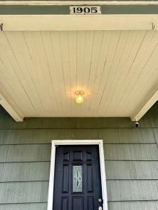 Photo de la galerie de l'établissement 1901 Spacious 2 Bedroom Bungalow, à Everett