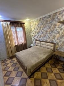ShinuhayrTatev Inn Shinuhayr的带床和花卉壁纸的卧室