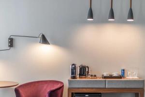Una habitación con un mostrador, una mesa y una silla. en Huguerie 2 Suite Bordeaux Centre Climatisation, en Burdeos 4 fotos más
