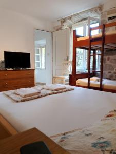 Una cama o camas en una habitación de sar 2